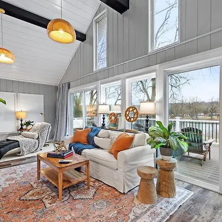 Island Gem-Riverfront, Near Rmu Sportscenter-4 Br