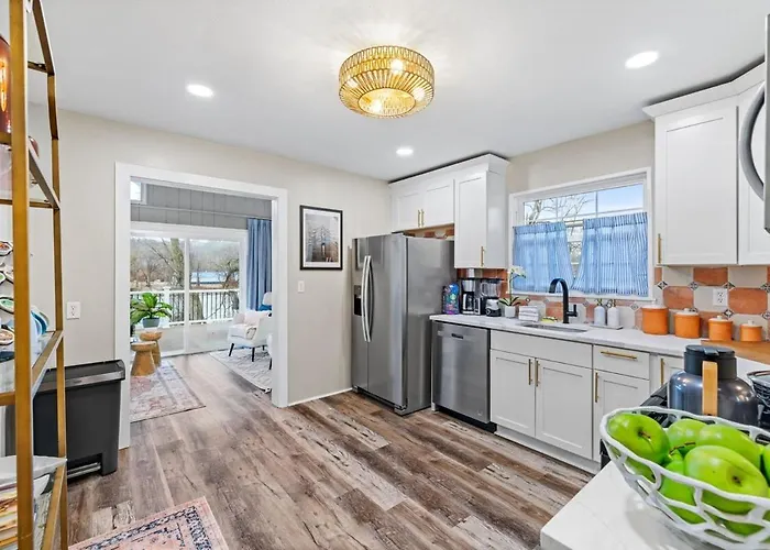 Island Gem-riverfront, Near Rmu Sportscenter-4 Br
